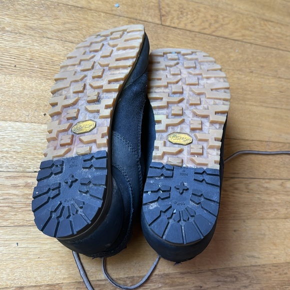 Nice Han Wag shoes, Eur 40. Still lots of tread. Little small for me - Picture 3 of 4